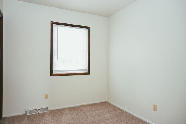 Building Photo - *COMING SOON* Gorgeous 5 Bed 2 Bath Home f...
