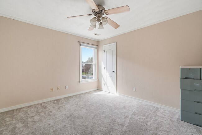 Building Photo - 1721 Chestwood Dr