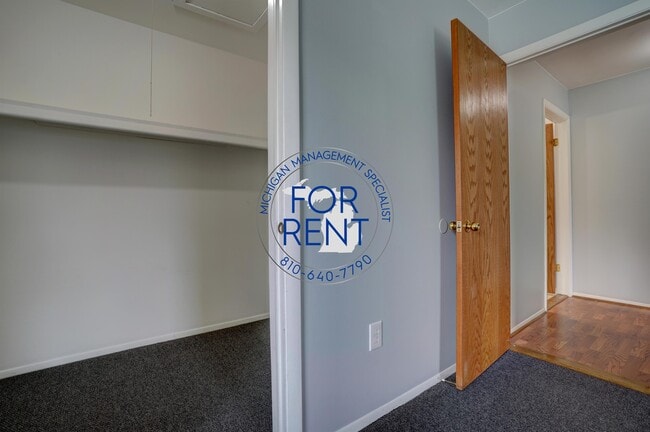 Building Photo - 9435 N Parkwood Dr