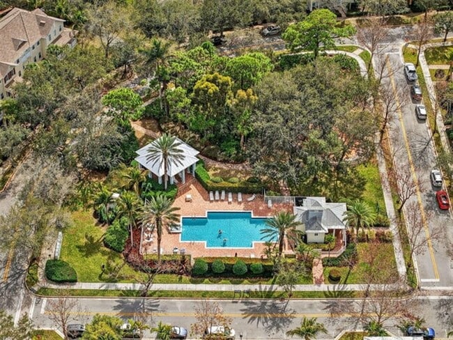 Building Photo - 203 E Thatch Palm Cir