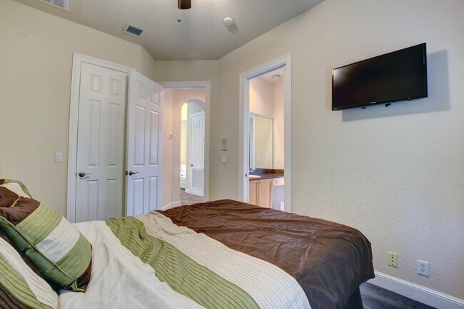 Building Photo - 3424 Collonade Dr