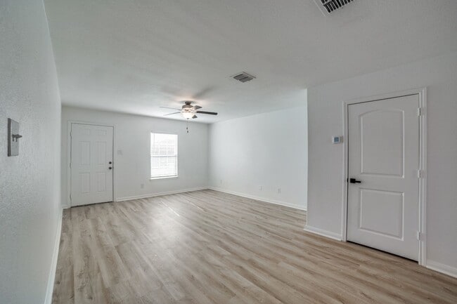 Building Photo - BEAUTIFUL HOME IN SAN ANTONIO TX. MOVE IN READY!.