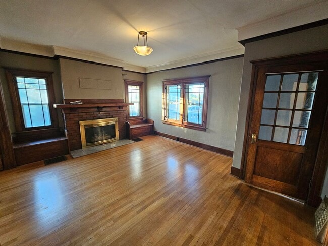 Building Photo - Beautiful Home on South Hill