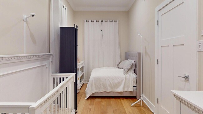 Building Photo - 404 21st St S