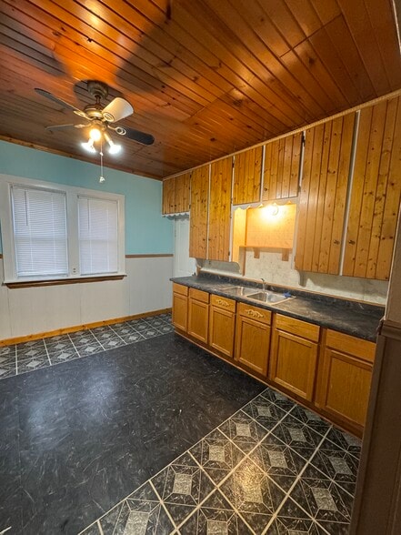 Kitchen - 204 Independence Ave S