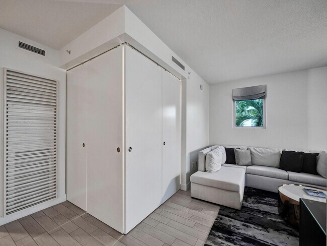 Building Photo - 3101 Bayshore Dr