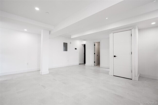 Building Photo - 315 W Broadway