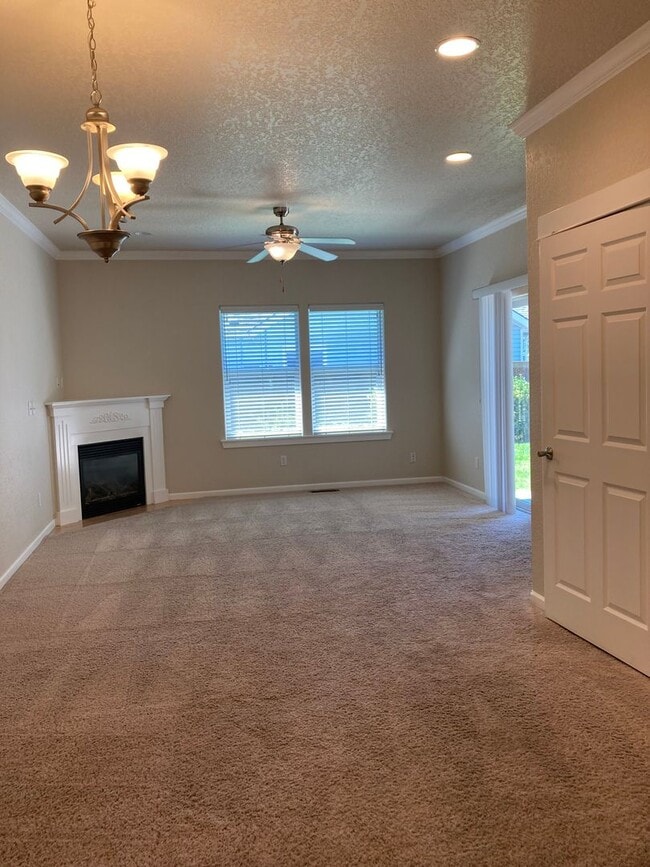 Building Photo - 2 Bedroom 2.5 Bath Townhome