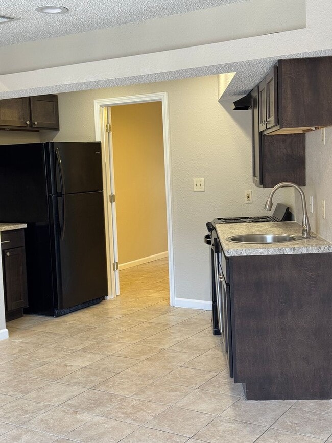 Building Photo - 2 bed / 2 bath Condo in the Center of Jone...