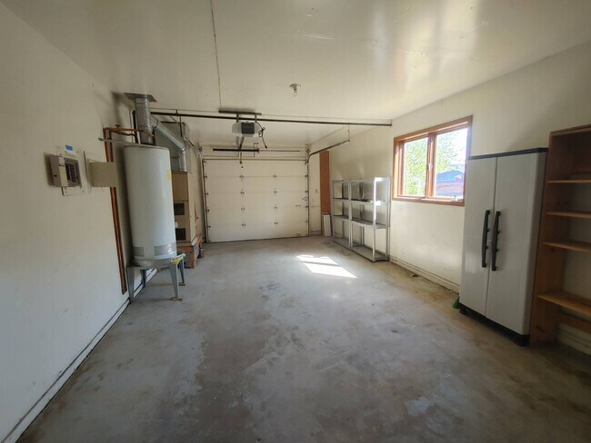 Building Photo - 566 N Bailey St