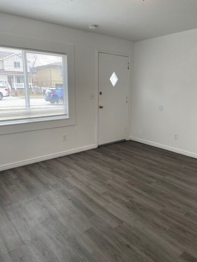 Building Photo - 44 W 2700 S