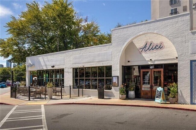 Building Photo - 722 Lakeview Ave NE