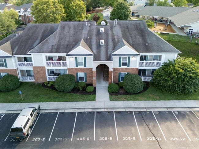 Building Photo - Spacious Condo in Knollwood – Pool, Gym and Clubhouse Access!