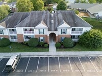 Building Photo - Spacious Condo in Knollwood – Pool, Gym an...