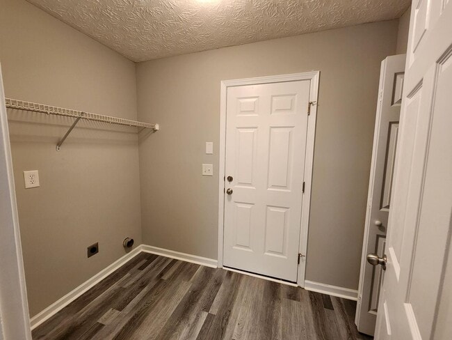 Building Photo - 3 Bedrooms 2 Baths 2 Car Garage - North Co...