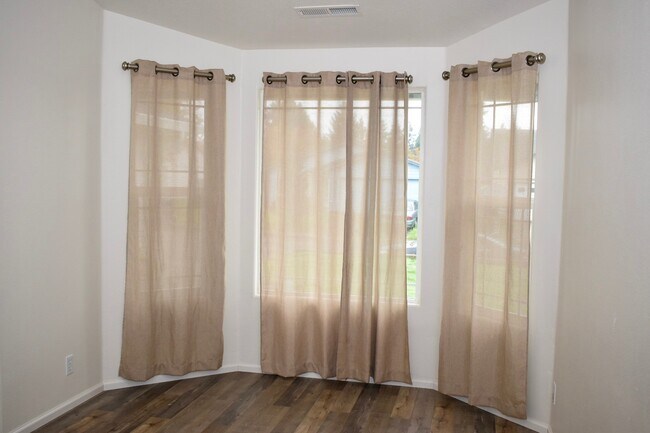 Building Photo - Great 3BD Ranch in Orchards- Gorgeous Laminate Floors Throughout!