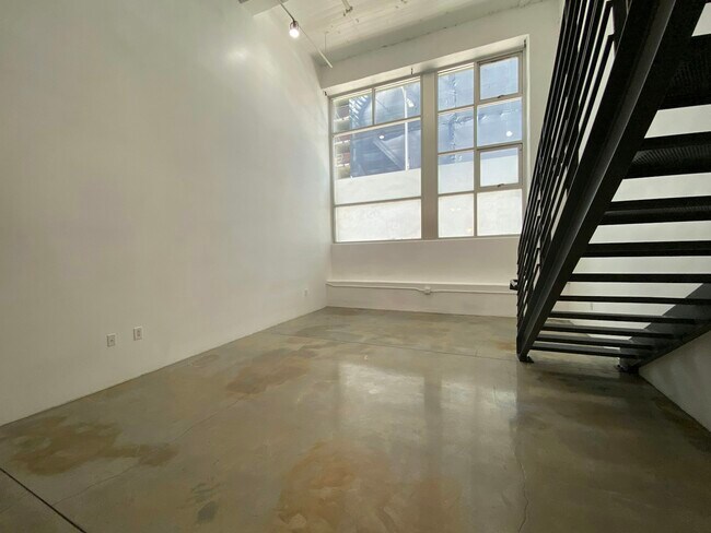Building Photo - 1130 Flower St