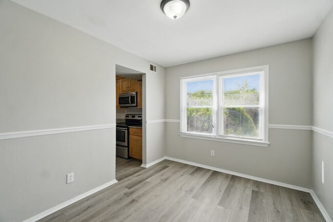 Building Photo - Mangold Real Estate - Conveniently Located...