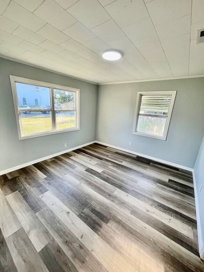 Building Photo - SPACIOUS Zephyrhills 4BR/1BA Home in the Heart of Downtown!