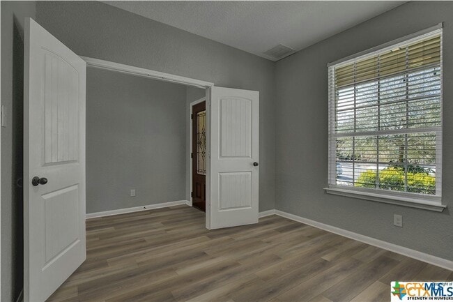 Building Photo - 240 Oak Creek Way