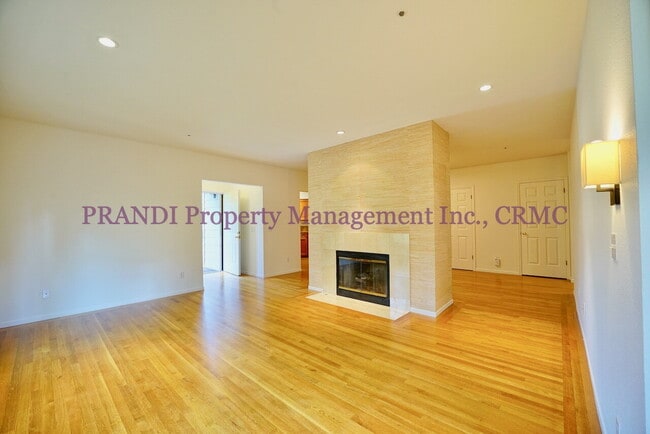 Building Photo - Modern Ground Floor Condo with 2 Car Garage!