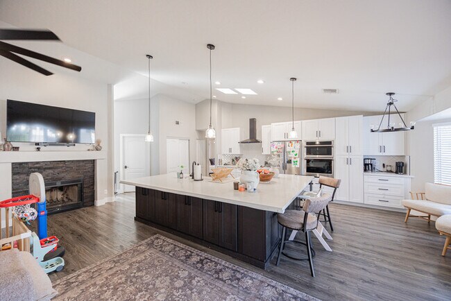 Building Photo - 904 S Dolphin Dr