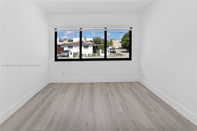Building Photo - 1013 SW 9th Ave