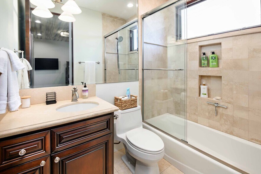 Building Photo - 319 33rd St