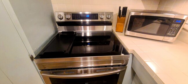 Electric ceramic cooktop with a griddle option. - 3 Island Ave