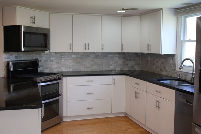 Building Photo - 3BR - WOODED VIEWS • FINISHED BASEMENT • BONUS LOFT • TE SCHOOL DISTRICT