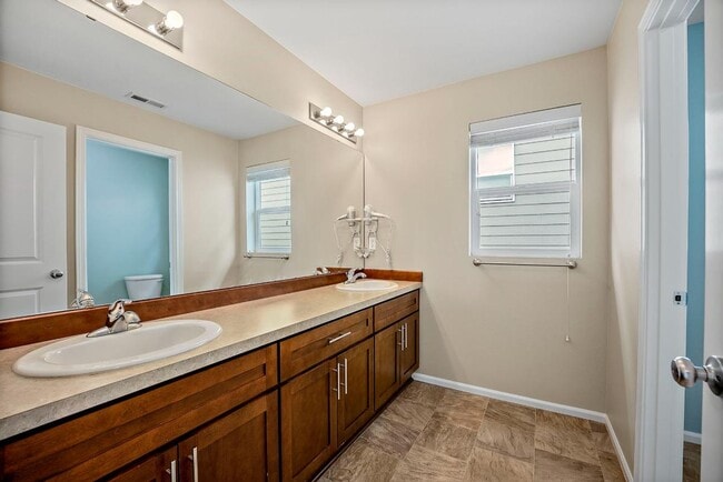Building Photo - Spacious Spanaway Home w/ A/C & 5 Bedrooms...