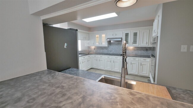 Building Photo - 8003 Oakwood Forest Dr