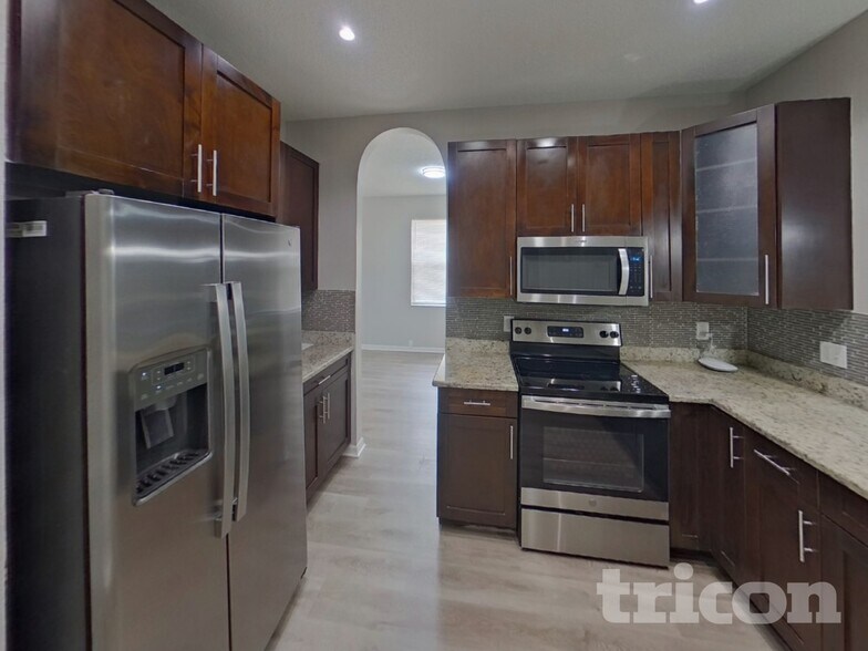 Building Photo - 906 Grand Canyon Dr