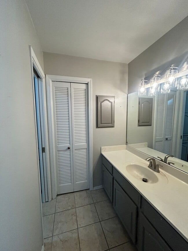 Building Photo - Fabulous townhouse in a private and quiet ...