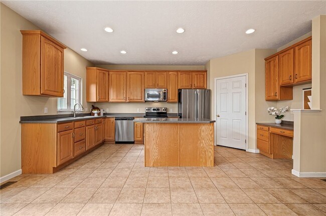 Building Photo - 208 Village Pl