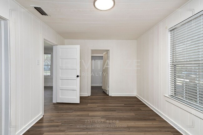 Building Photo - Adorable 3 Bed 2 Bath Cottage with Double ...