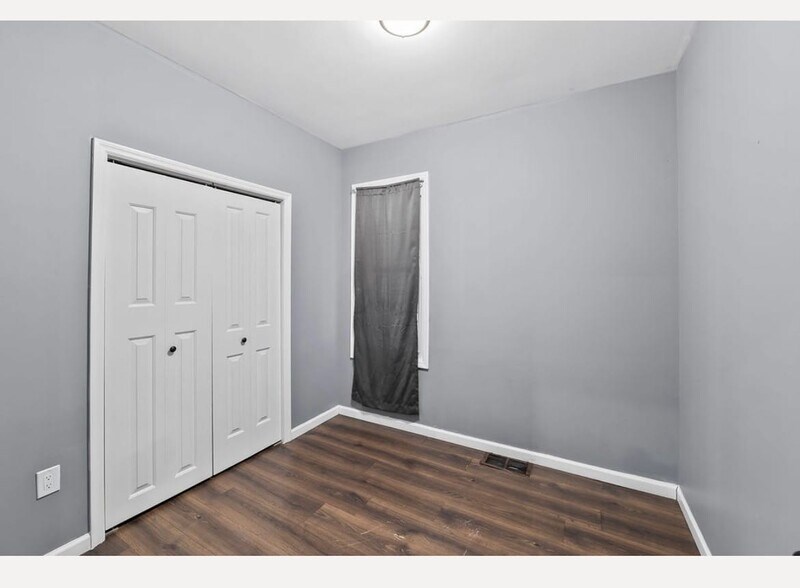 Building Photo - 487 S 17th St