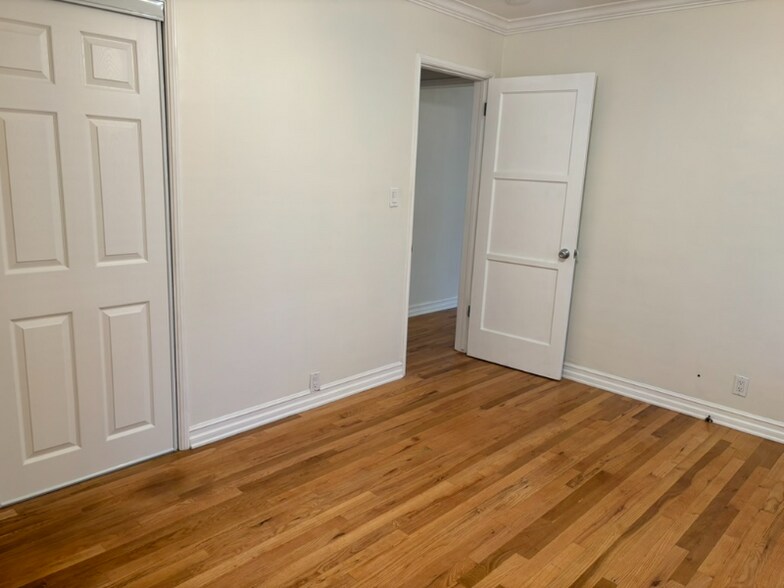 Building Photo - 534 N Niagara St