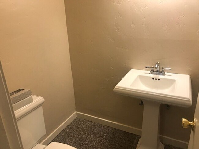 Building Photo - End unit 3 bedroom Townhouse Near Andrew H...