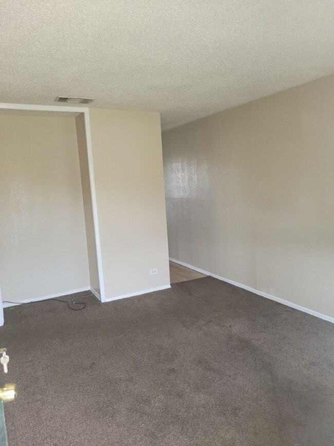 Building Photo - 2 bed 1 bath   Nice apartment. Washer dryer included !