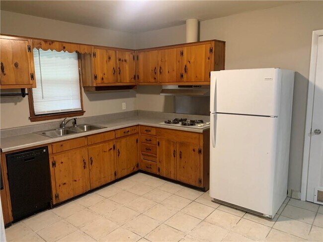 Building Photo - 3062 Pickell Dr