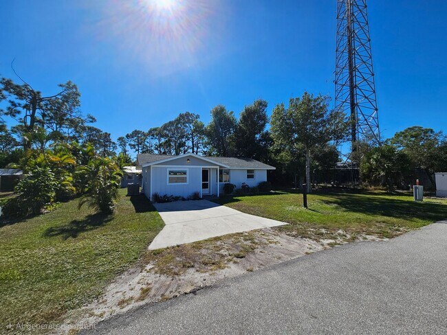 Building Photo - Annual Unfurnished 3 Bedroom 2 Bathroom Si...