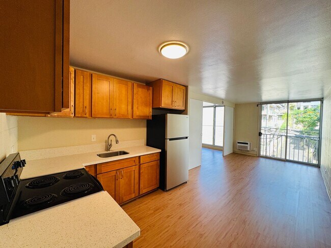 Building Photo - 1-Bedroom Condo in the Heart of Honolulu – Newly Renovated - with parking!