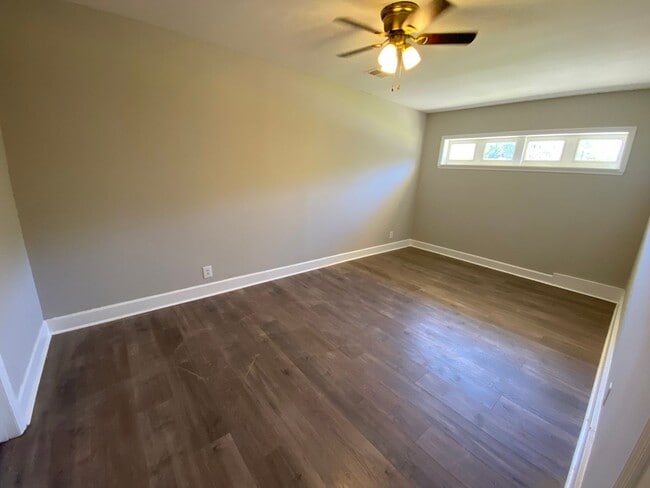 Building Photo - 4 bedroom 2 bath in Village Green
