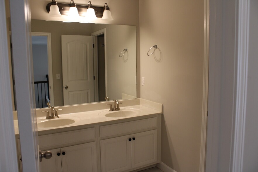 Upper level bathroom - 2940 Furlong Ct