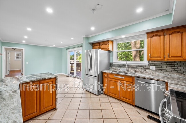 Building Photo - 7020 Bonnamere Dr