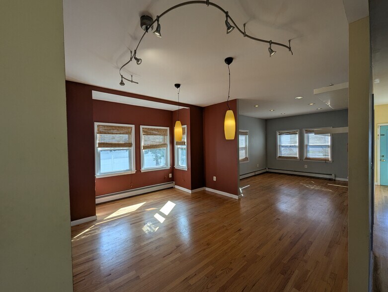 Building Photo - 21 Almont St
