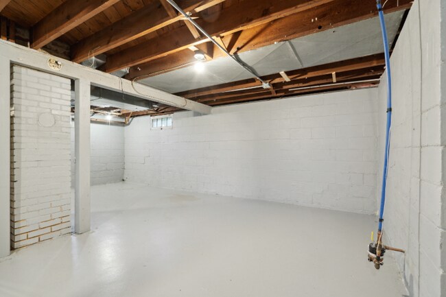 Building Photo - 413 16th Ave SW