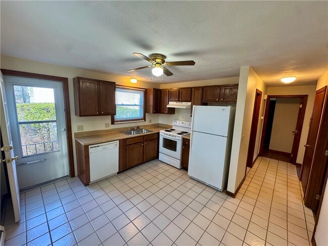 Building Photo - 135 Rounds Ave