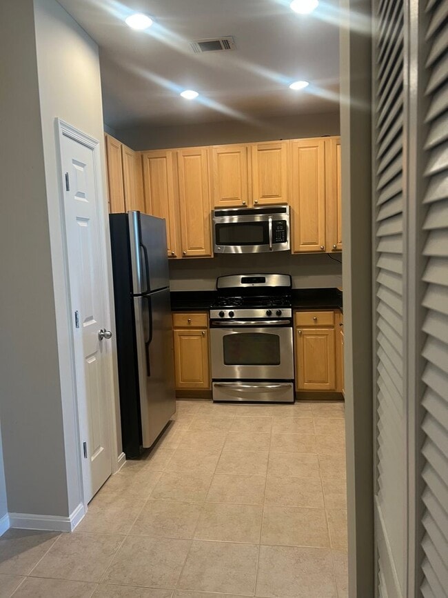 Building Photo - Crystal City 1 bedroom 1 bath condo